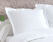 Tissco fournisseur linge de lit hôtel qualité professionnelle taie d'oreiller forme volant piqué polycoton blanc