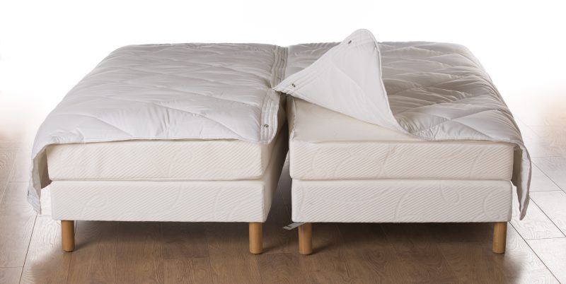 Tissco Lit modulable composé d’un kit de liaison pour assembler les deux sommiers d’une personne, de matelas avec glissières et d’une couette à pressions