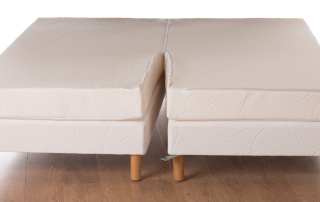 Tissco Lit modulable composé d’un kit de liaison pour assembler les deux sommiers d’une personne, de matelas avec glissières et d’une couette à pressions